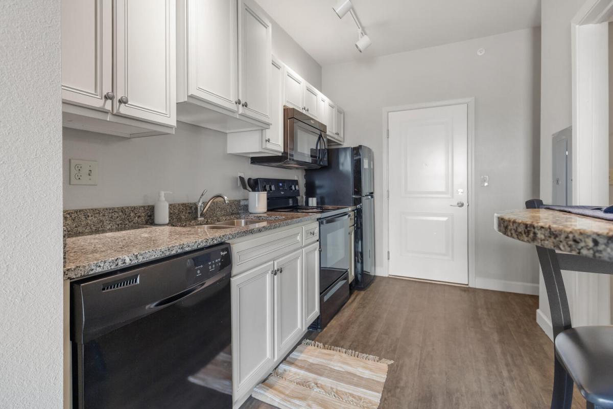Kitchen & Dining